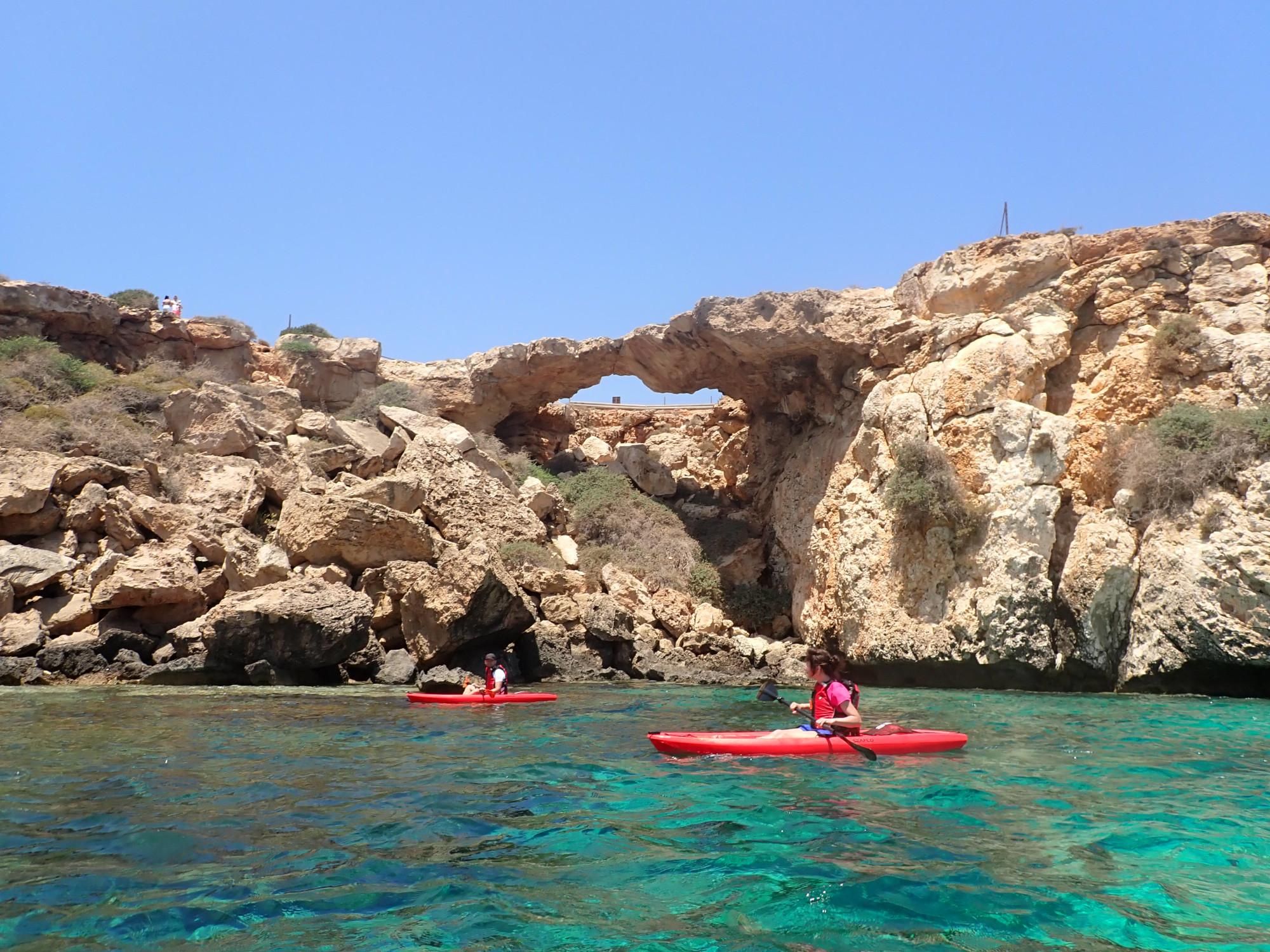 4-stündige private geführte Kajaktour zum East Cape Greco