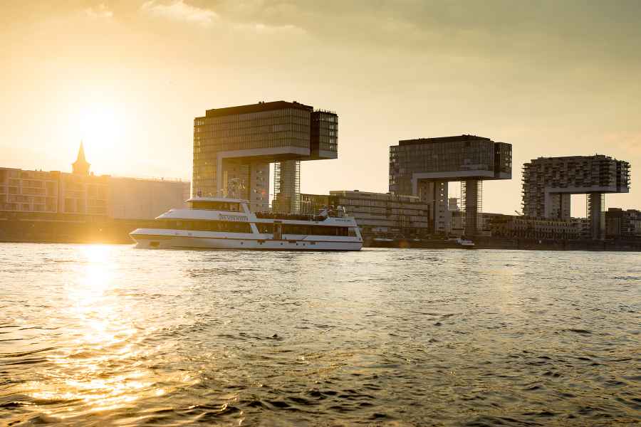 Köln: Bootstour auf dem Rhein am Abend