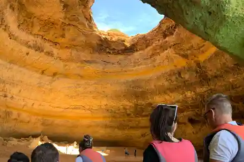 Algarve: Excursão de lancha aberta às grutas de Benagil