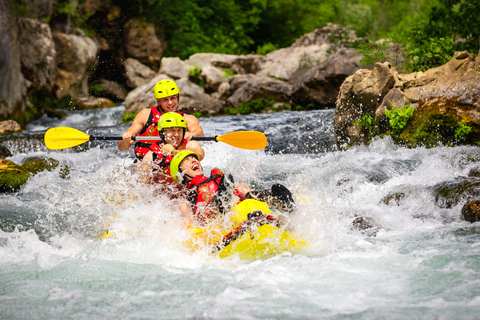 Från Split/Šestanovac: Raftingtur med forsränning på Cetina RiverMötesplats för baslägret i Šestanovac (ingen transfer)