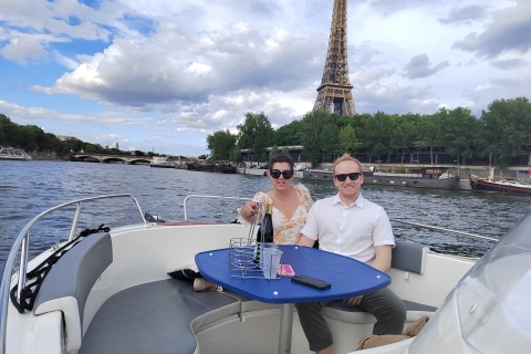 Paryż: Prywatna wycieczka łodzią po sercu Paryża z butelką wina