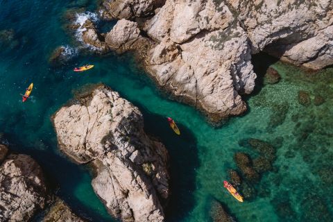Barcelona: Spływ kajakowy Tossa de Mar, nurkowanie z rurką i całodniowa wycieczka do jaskini