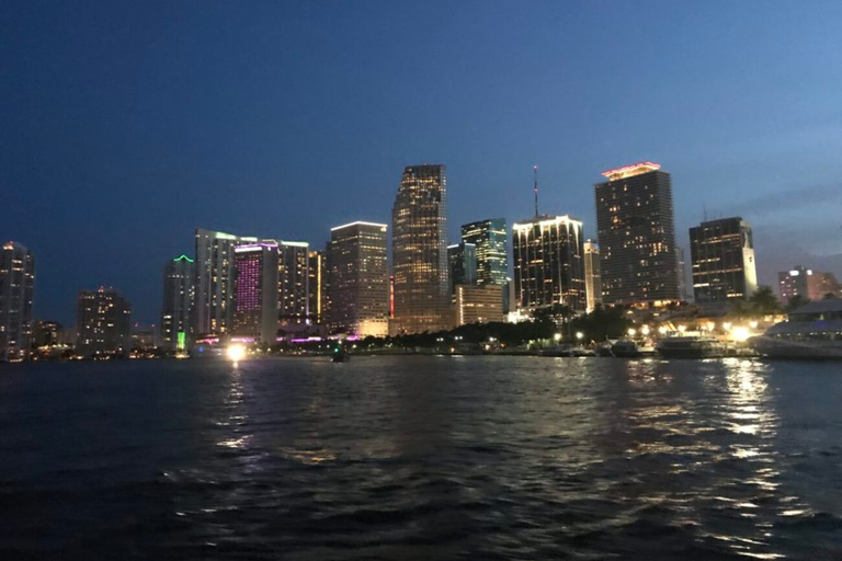 Miami: Rejs łodzią motorową z widokiem na fajerwerki z okazji 4 lipcaMiami: Rejs motorówką z widokiem na fajerwerki z okazji 4 lipca