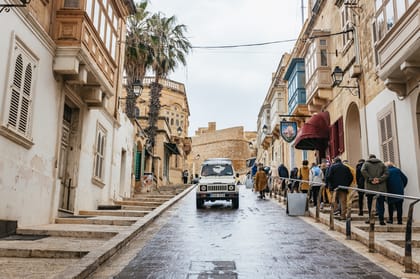 Från Malta Gozo heldagsjeeptur med lunch och båttur GetYourGuide