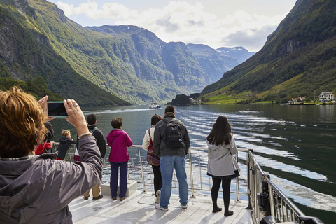 Bergen: Nærøyfjorden, Flåm en Stegastein bustour met gids