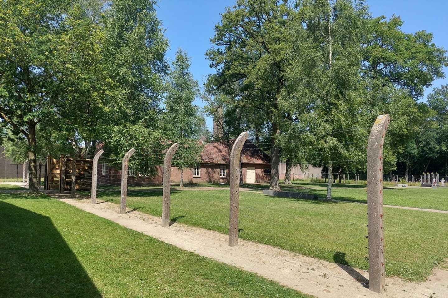 武赫特：小团游览二战国家纪念营