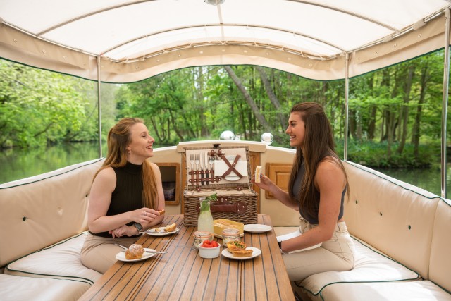 Visit Oxford Scenic Sightseeing Cruise with Gourmet Picnic in Oxford, UK