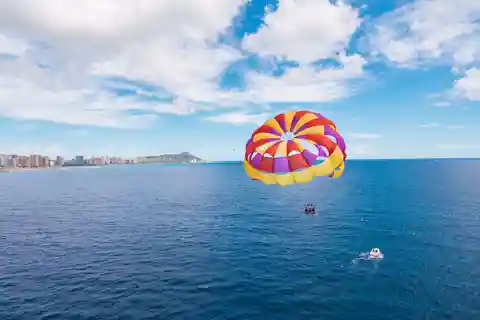 Oahu: Diamond Head Sunrise and Parasailing Tour