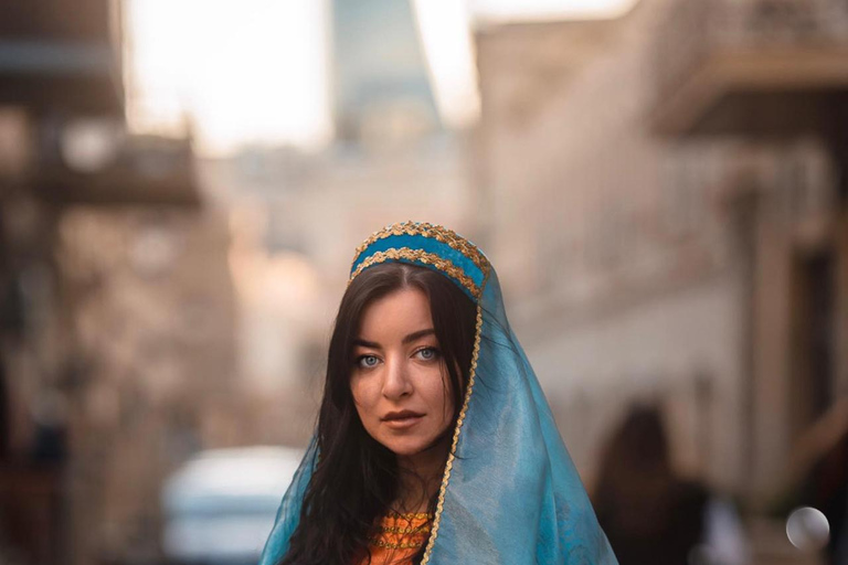 Baku: Old City Photo Tour with Traditional Outfits