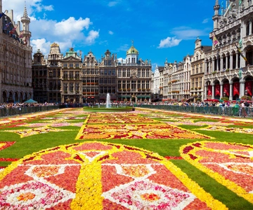 Brussels: Walking Tour with Belgian Lunch, Chocolate, & Beer