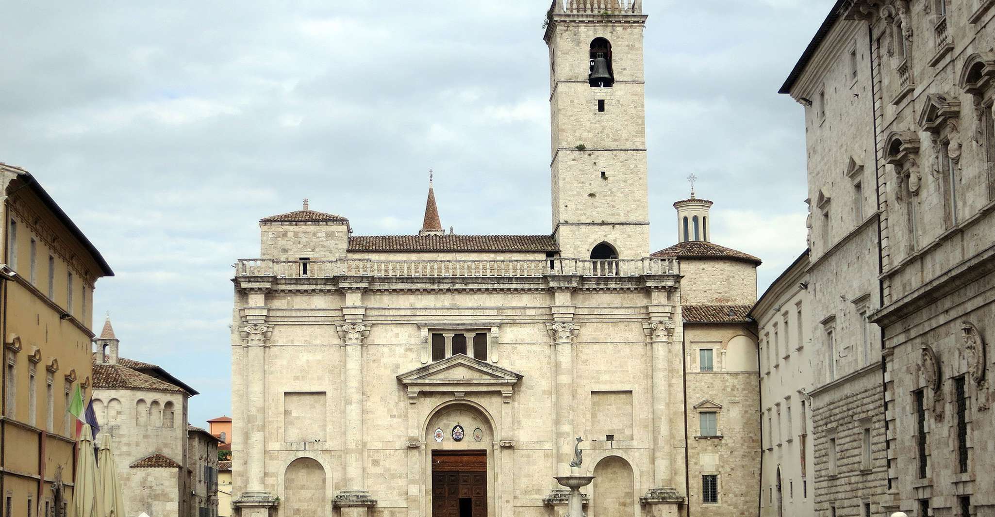 Ascoli Piceno, Marche du soir avec dégustation d'Anisette - Hizvo