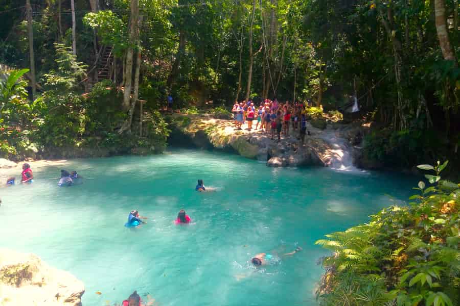 Von Kingston aus: Blue Hole Schwimmerlebnis in Ocho Rios. Foto: GetYourGuide Von Kingston aus: Blue Hole Schwimmerlebnis in Ocho Rios. Foto: GetYourGuide