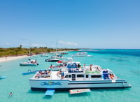 Desde Fajardo, Catamarán Excursión Playa con Almuerzo - Hizvo