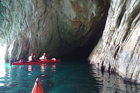 Lefkada: Tour della Grotta Azzurra in kayak con un assaggio della Grecia