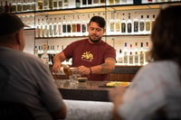 Degustazioni di tequila nella sala di degustazione di El - Housity