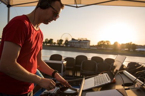 Düsseldorf: Cruzeiro noturno de 2 horas no rio Reno com DJ ao vivo