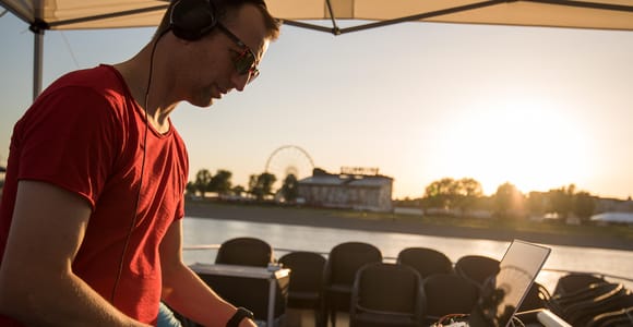 Düsseldorf: Abendliche Bootsfahrt auf dem Rhein mit Live-DJ