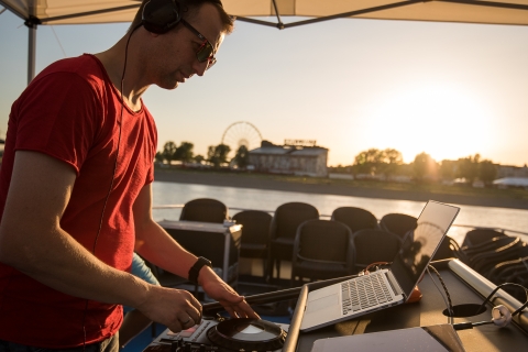 Düsseldorf: Abendliche Bootsfahrt auf dem Rhein mit Live-DJ