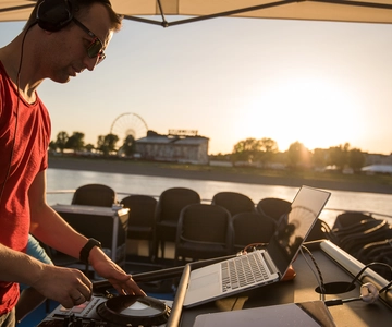 Düsseldorf: 2-Hour Evening Rhine River Cruise with Live DJ