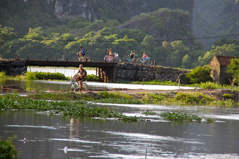 Van Hanoi: begeleide dagtocht naar Ninh Binh en Tràng An