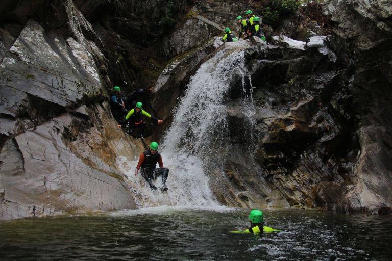 Pitlochry: experiencia guiada de descenso de barrancos en las cataratas inferiores de Bruar