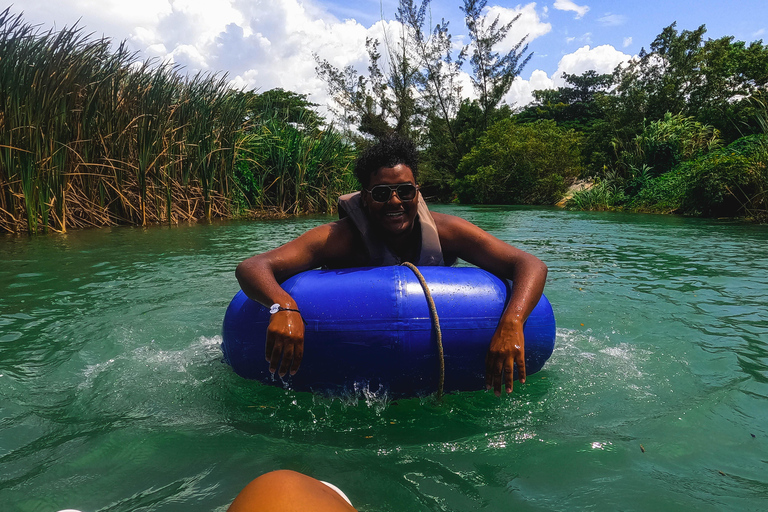 从法尔茅斯出发：瀑布、蓝洞和漂流之旅从法尔茅斯出发：从港口出发的蓝洞和河流管道之旅