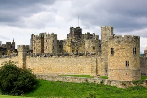 Newcastle: Alnwick and Warkworth Castle Guided Tour