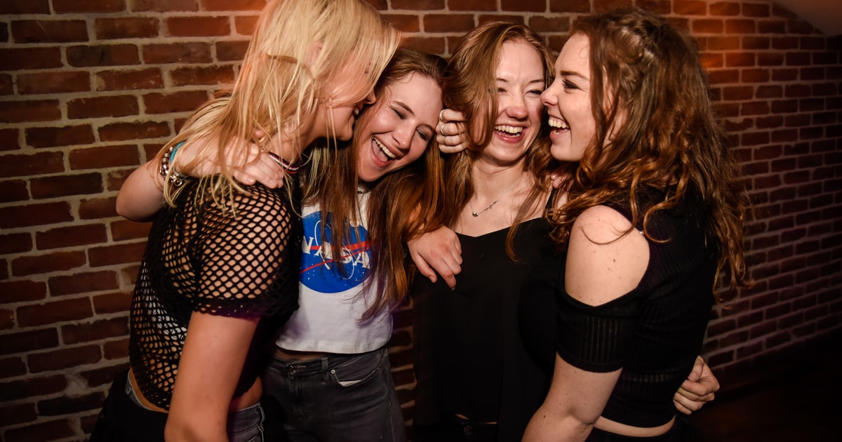 Queenstown Hosted Bar Crawl s hrami a slevami na nápoje GetYourGuide