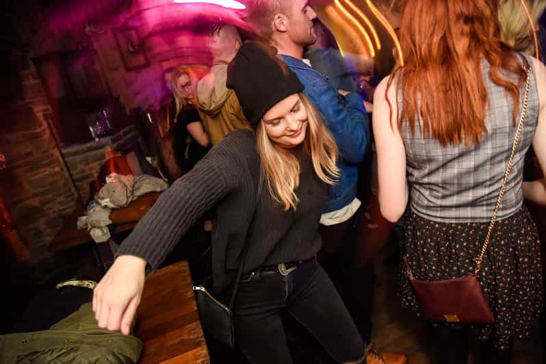 Queenstown Hosted Bar Crawl s hrami a slevami na nápoje GetYourGuide