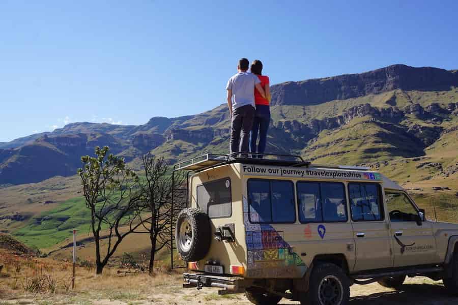 Von Underberg aus: 4x4 Sani Pass Tour und Besuch eines Basotho-Dorfes. Foto: GetYourGuide Von Underberg aus: 4x4 Sani Pass Tour und Besuch eines Basotho-Dorfes. Foto: GetYourGuide