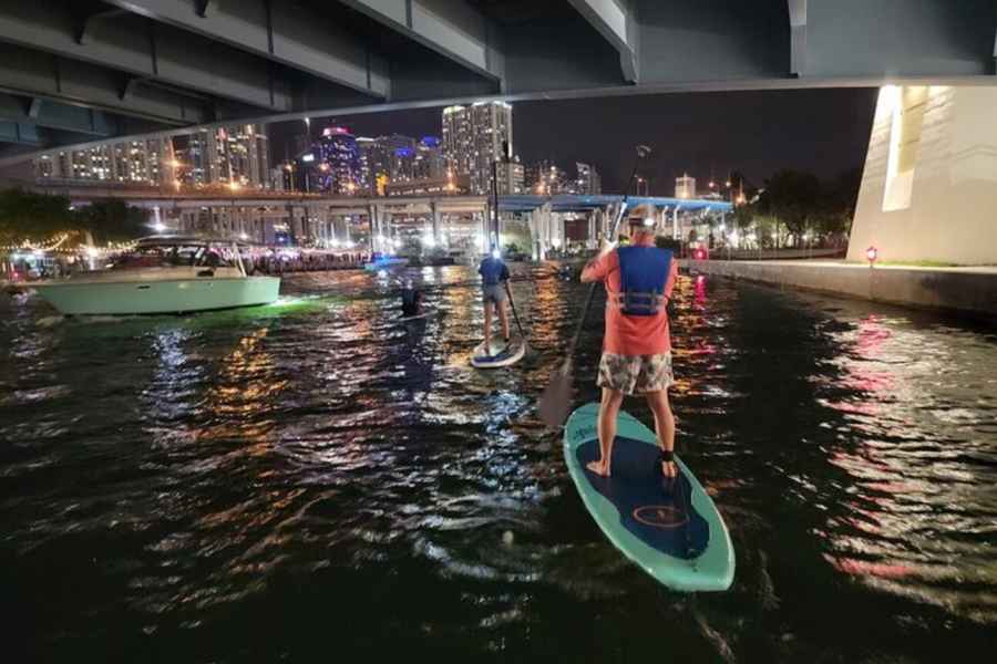 Miami: City Night Lights Paddleboard oder Kajak Abenteuer Trip. Foto: GetYourGuide