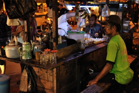 Yogyakarta: Nachtwanderung und Verkostung von Street Food