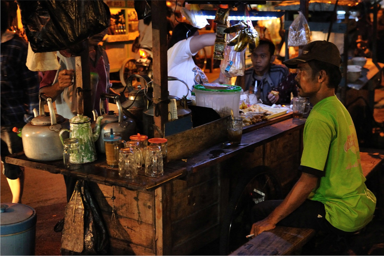 Yogyakarta: Nachtwanderung und Verkostung von Street Food