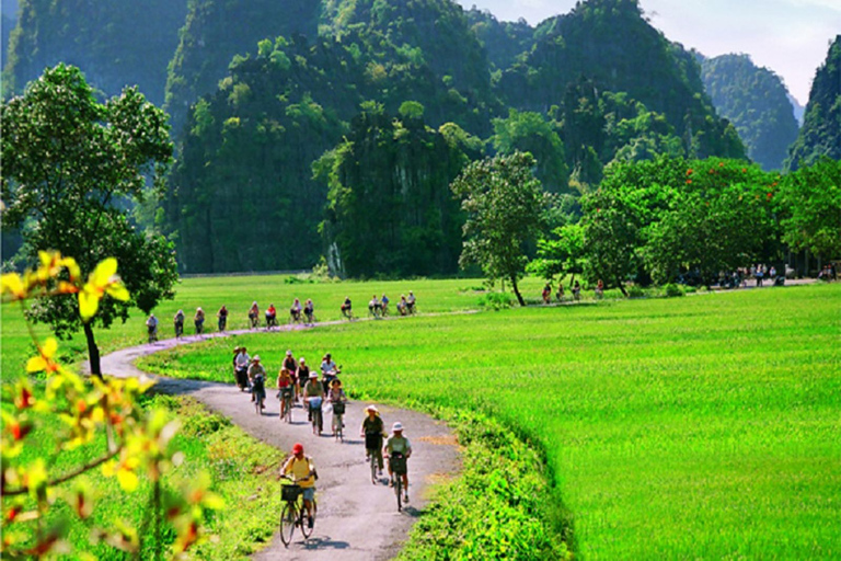 Hanoi: rondleiding van een hele dag door Hoa Lu, Trang An, Mua-grotHele dag Hoa Lu - Trang An - Mua-grot, bus, maaltijd, fietsen