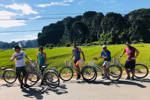 Hanoi: rondleiding van een hele dag door Hoa Lu, Trang An, Mua-grotHele dag Hoa Lu - Trang An - Mua-grot, bus, maaltijd, fietsen