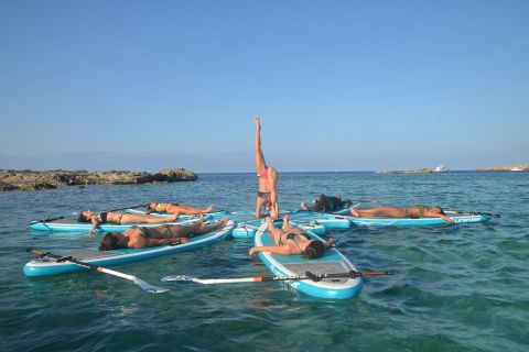 Es Pujols: clase de yoga de paddle surf en Formentera