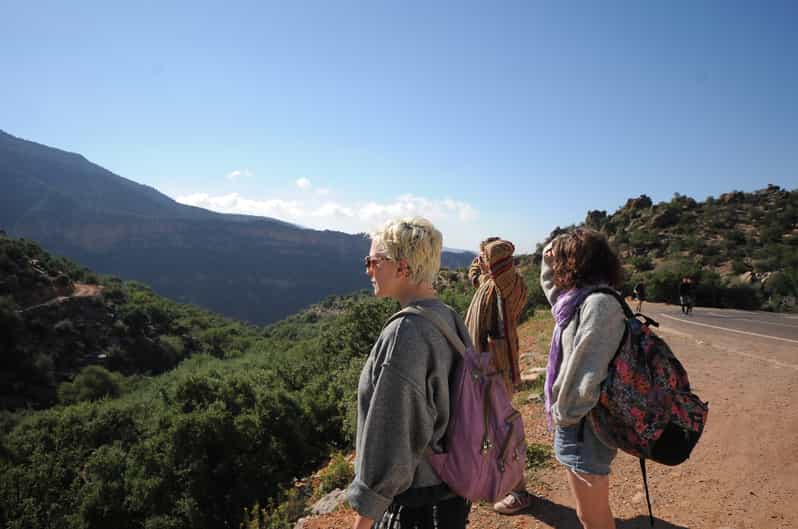 Au départ de Marrakech : Excursion privée d'une journée dans les montagnes de l'Atlas avec déjeuner - trekking