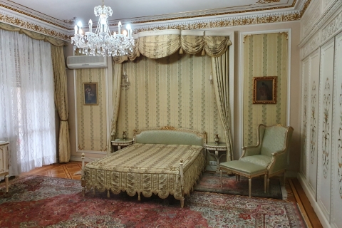 Boekarest: Snagov, Ceaușescu Mansion, & Village Museum TourBoekarest: Dracula Grave, Ceaușescu Mansion & Village Museum