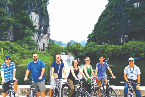 Hanoi: ciclismo, clase de cocina y excursión de un día al templo Thai Vi