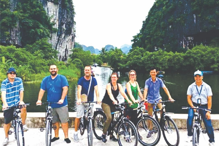 Hanoi: ciclismo, clase de cocina y excursión de un día al templo Thai Vi