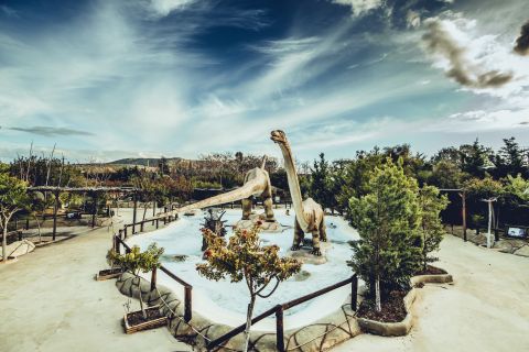 Gournes: Dinosauria Park and Planetarium Admission Ticket