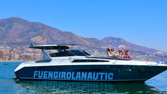 Fuengirola: Dolphin Watching by Yacht with Snacks and Drinks