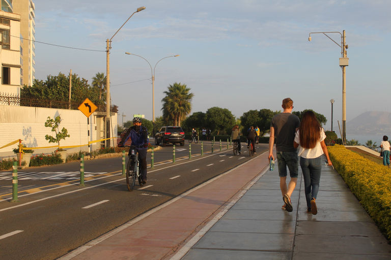 Lima: expérience de vélo de ville en soirée et visite guidée