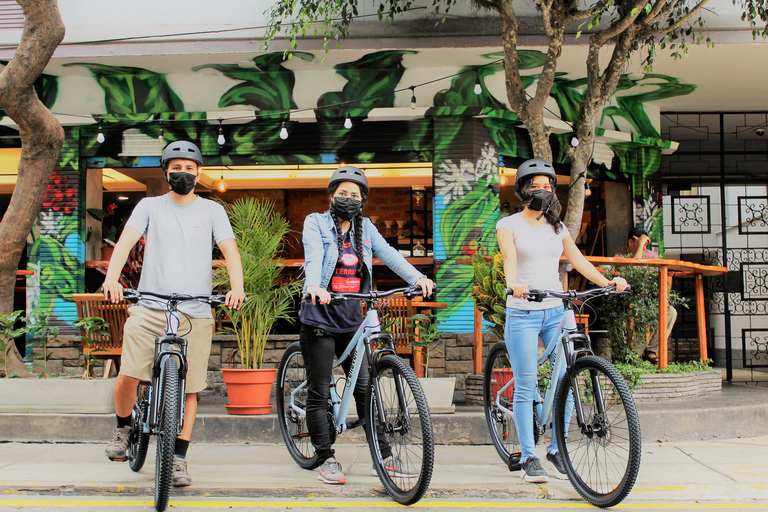 Lima: Sightseeing Bike Tour with Food and Drink Tastings