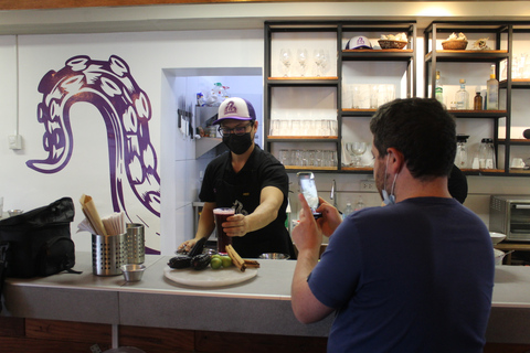 Lima: Sightseeing Bike Tour with Food and Drink Tastings