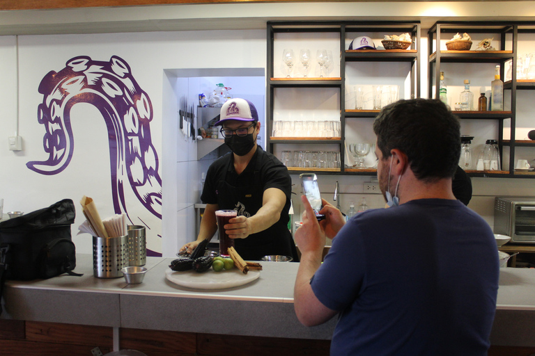 Lima: Sightseeing Bike Tour with Food and Drink Tastings