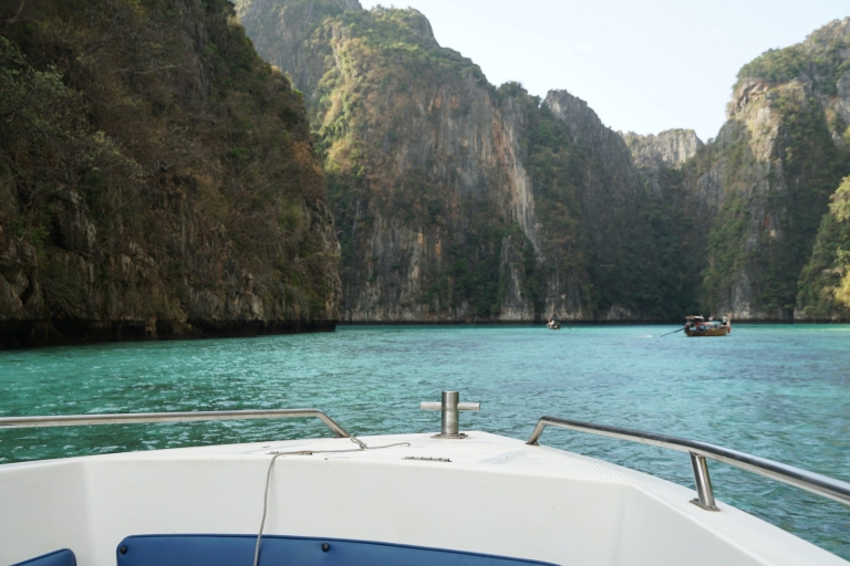 Desde Phuket: viaje en lancha motora a las islas Phi Phi con almuerzoDesde Phuket: paseo en barco por las islas Phi Phi con almuerzo