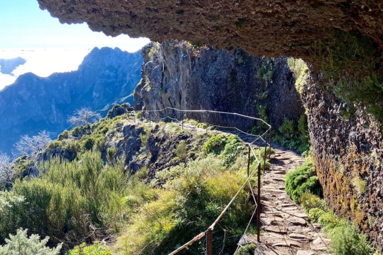 Traslado al amanecer a Pico Do Arieiro y caminata a Pico RuivoDesde Funchal o Caniço: Pico Do Arieiro a Pico Ruivo Hike