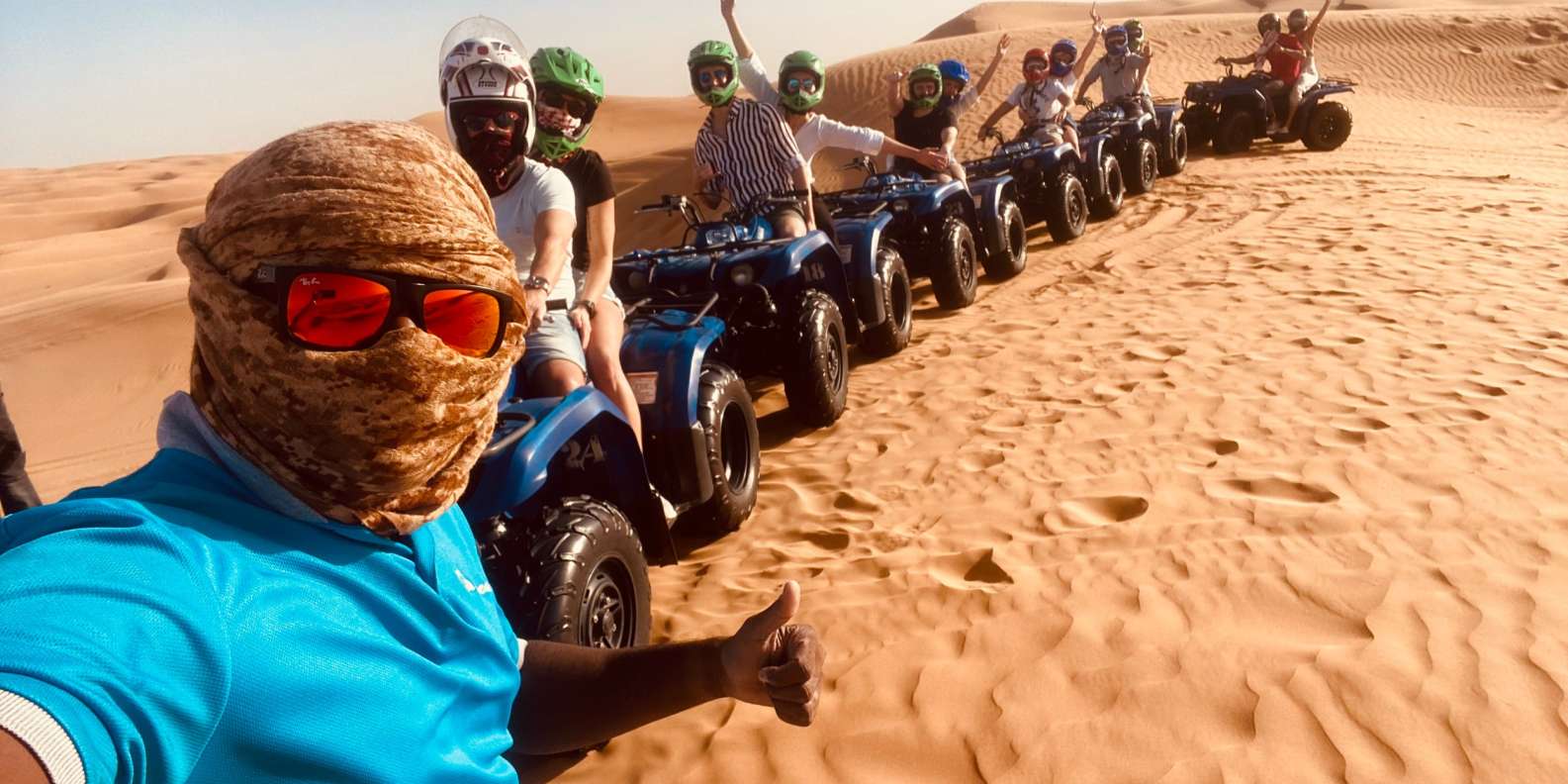 Dubaï quad dans les dunes rouges, balade à dos de chameau et dîner barbecue GetYourGuide