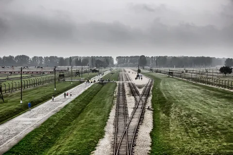 Z Warszawy: wycieczka z przewodnikiem po Auschwitz-Birkenau pociągiem pospiesznym